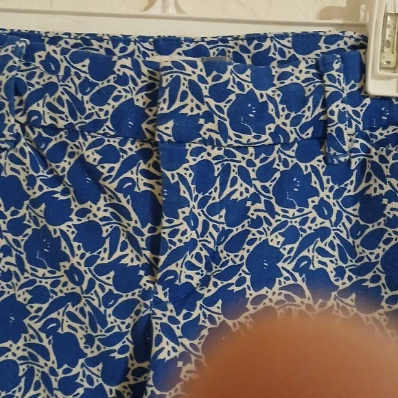 Old Navy Blue Floral Chino Bermuda Shorts - Women’s Size 2 Regular - Picture 5 of 12